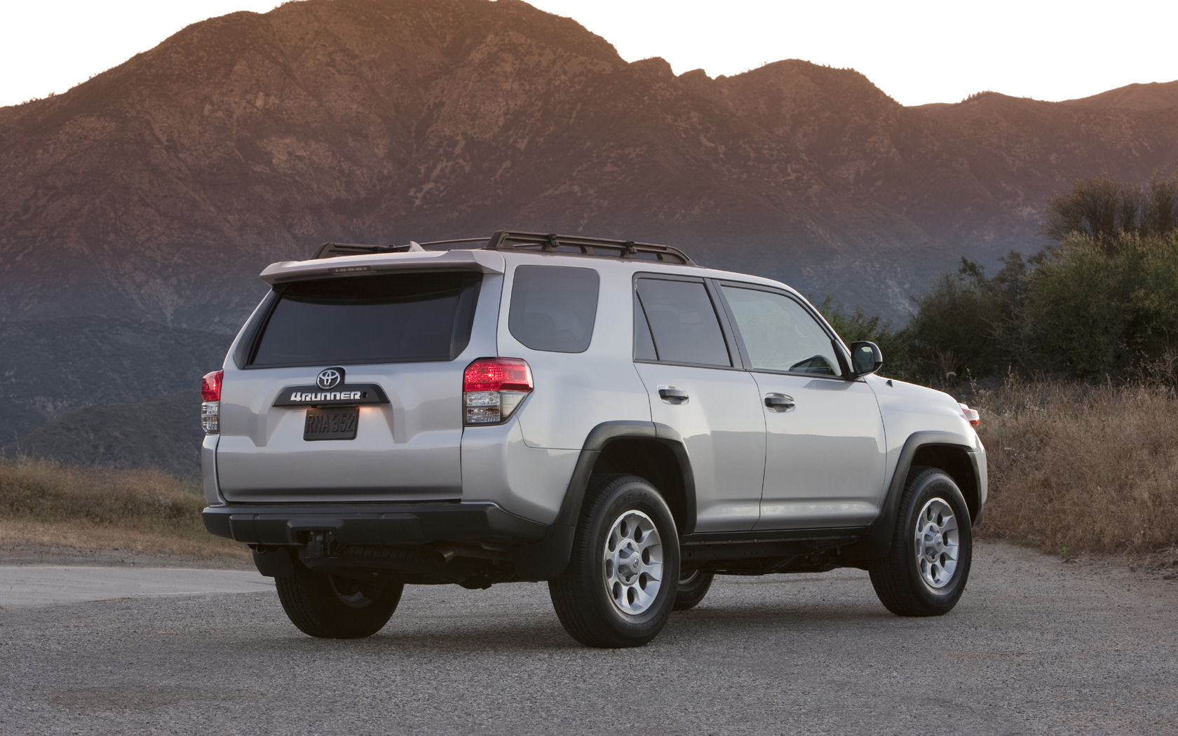 Toyota 4Runner SR5, Sport, Limited, V8 AWD - Free Widescreen Wallpaper