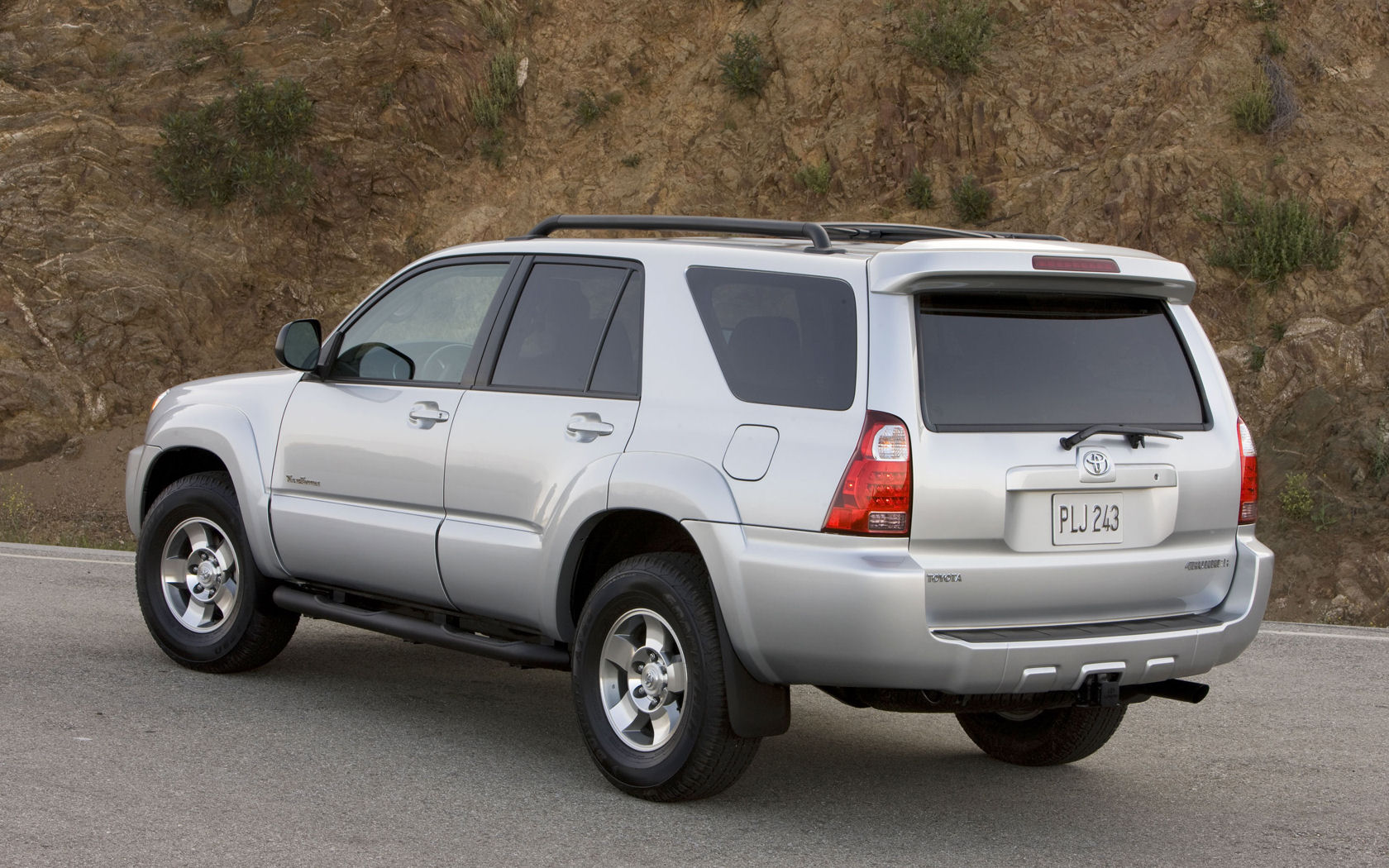 Toyota 4Runner SR5, Sport, Limited, V8 AWD - Free Widescreen Wallpaper