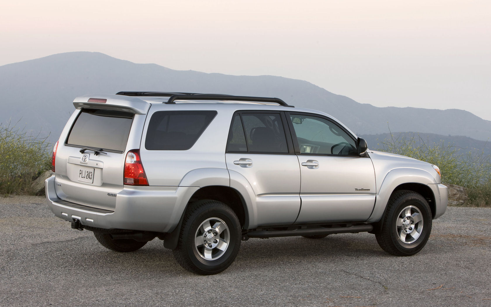 Toyota 4Runner SR5, Sport, Limited, V8 AWD - Free Widescreen Wallpaper