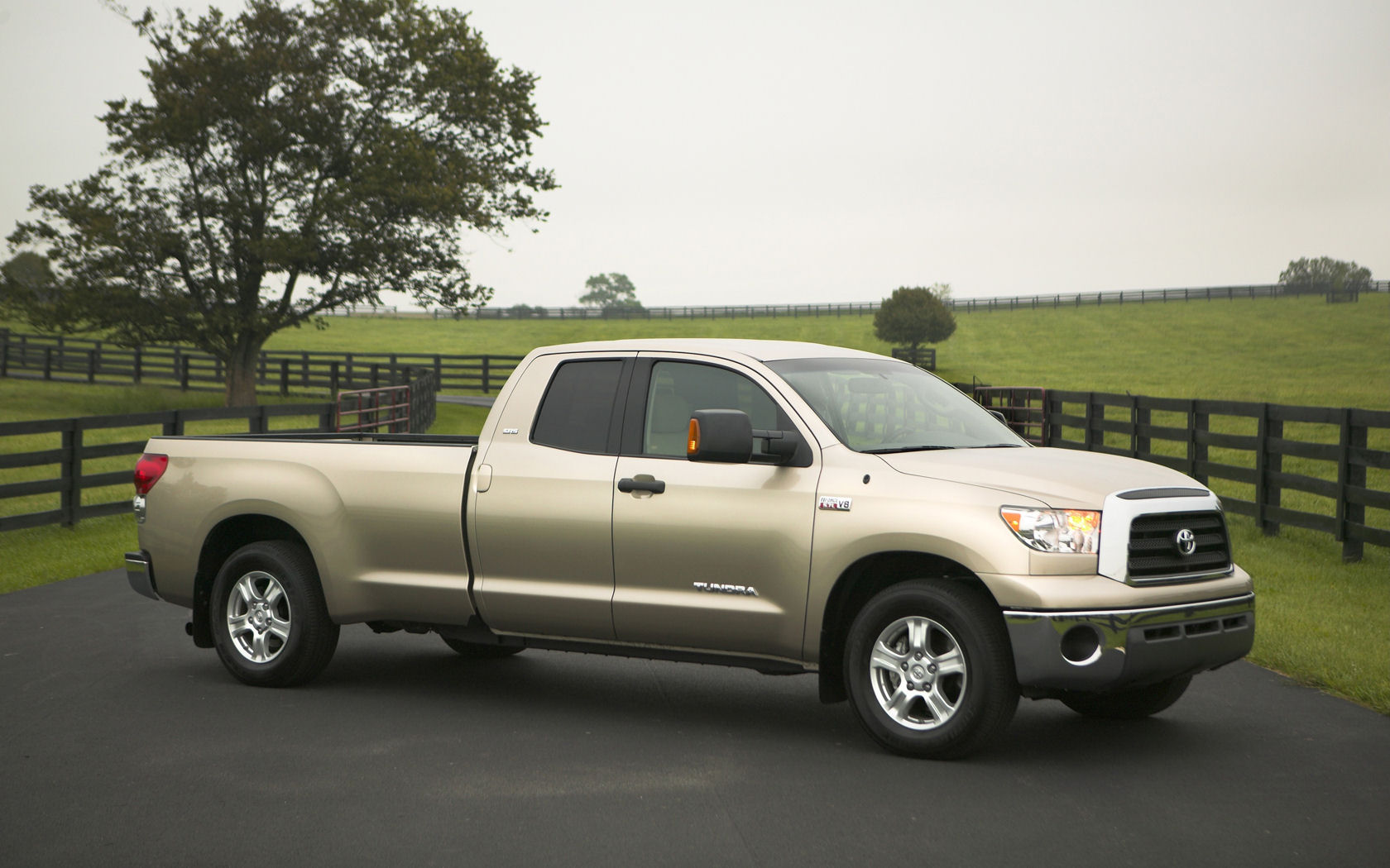 Toyota Tundra Regular, Double Cab, CrewMax V8 AWD - Free Widescreen