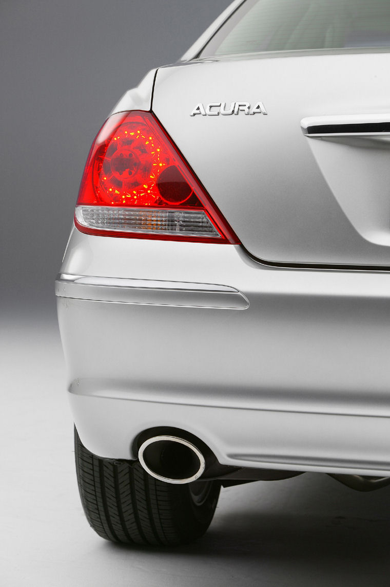 2005 Acura RL Tail Light Picture