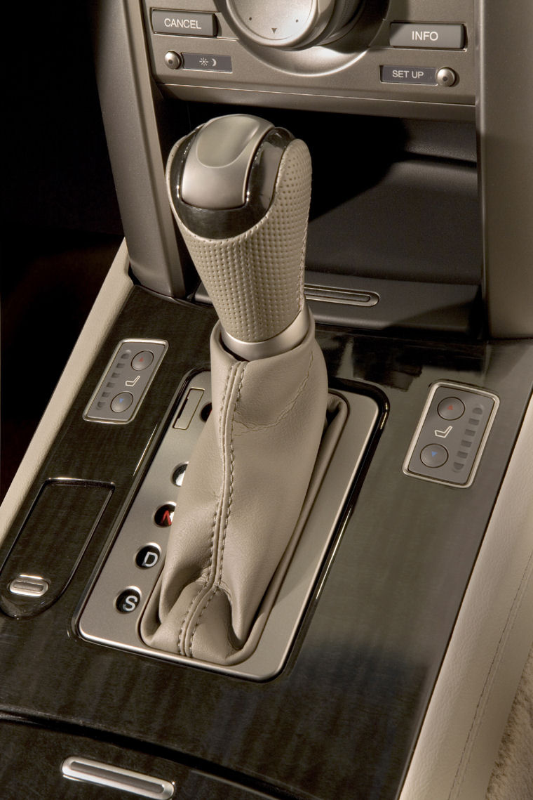 2009 Acura RL Center Console Picture