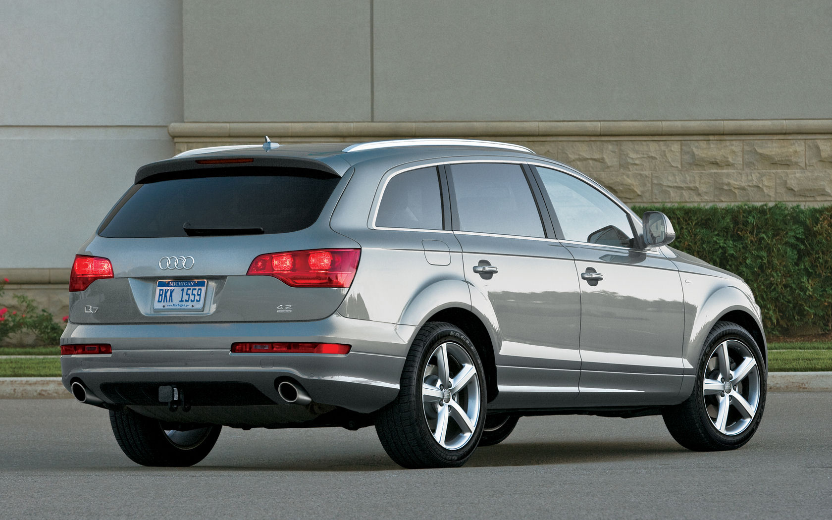 Audi Q7 Desktop Wallpaper