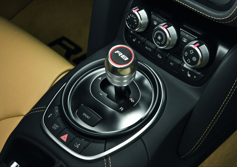 2011 Audi R8 5.2 V10 Spyder Gear Lever Picture