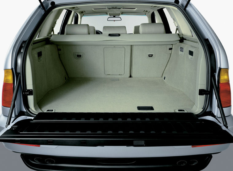 2003 BMW X5 Trunk Picture