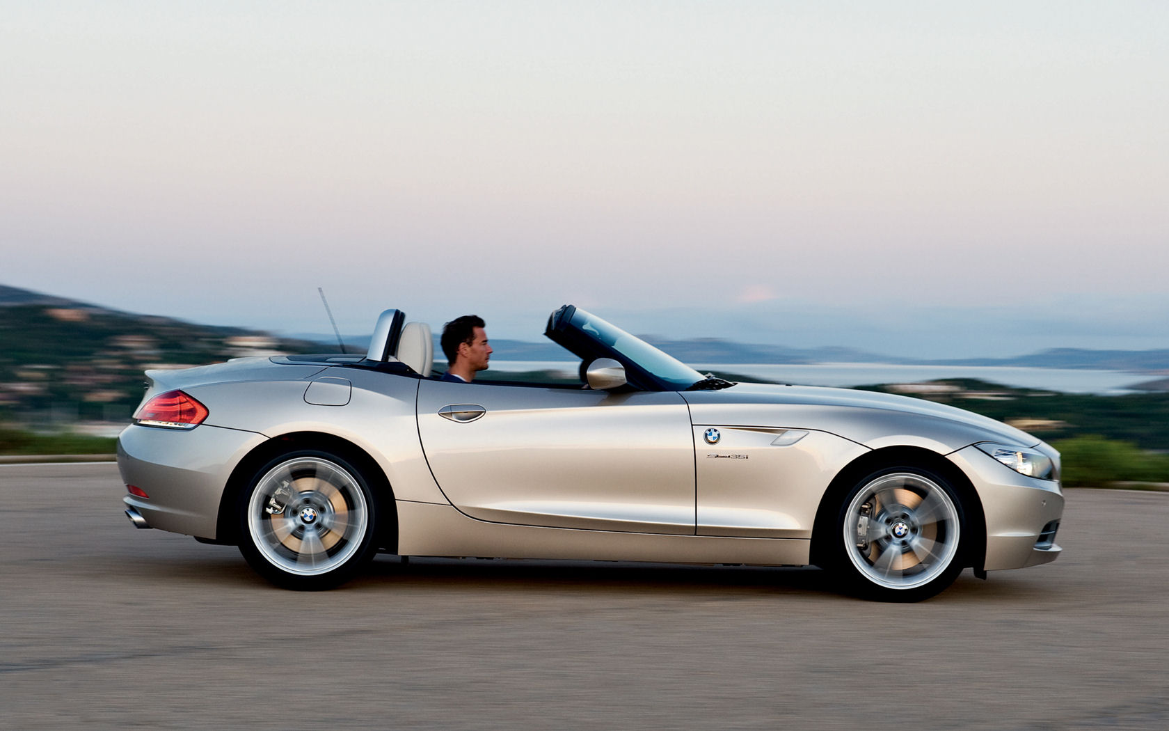 Car lighter. BMW z4 Cabrio SDRIVE 30i at Base.