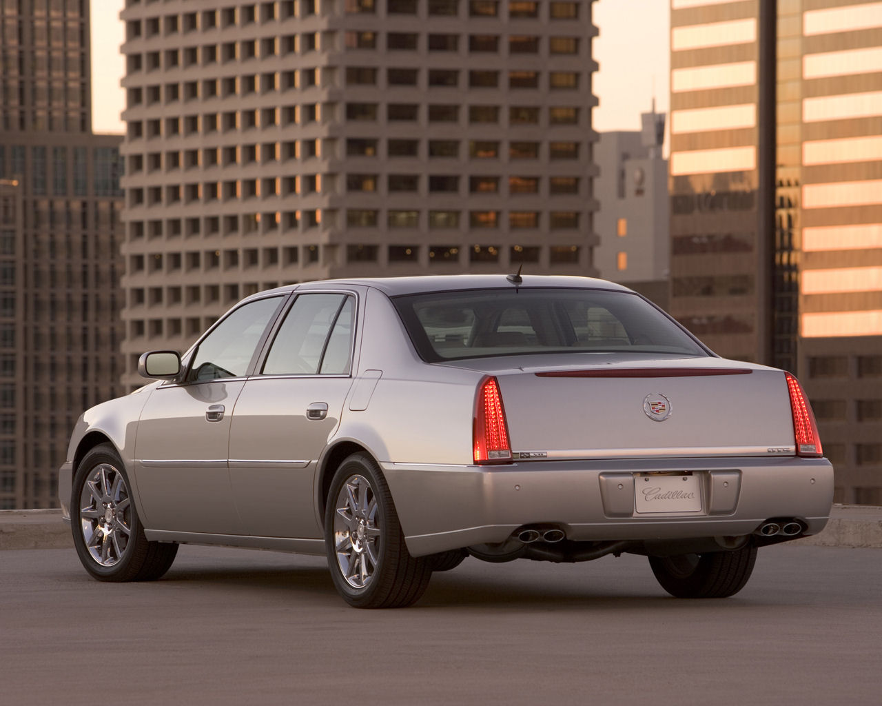 Cadillac DTS Desktop Wallpaper