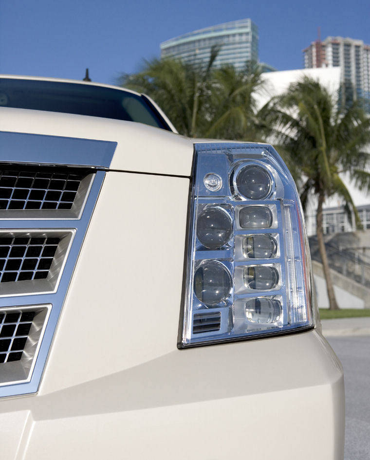 2009 Cadillac Escalade ESV Headlight Picture