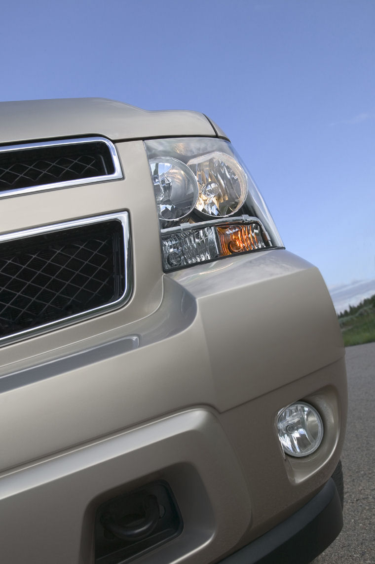 2009 Chevrolet Tahoe LTZ Headlight Picture