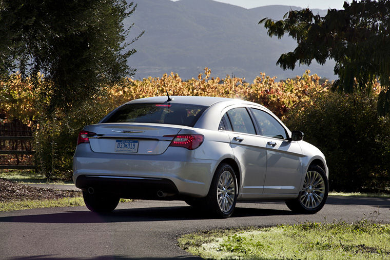 2011 Chrysler 200 Sedan Picture