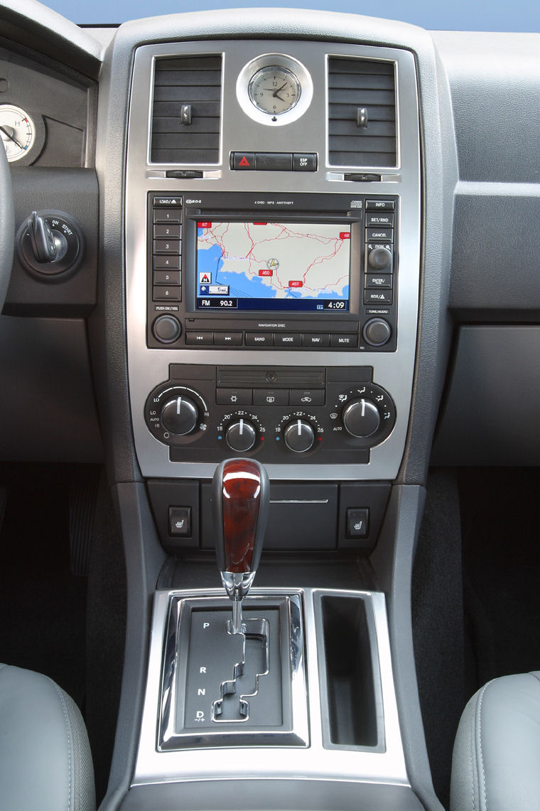 2009 Chrysler 300C Center Console Picture