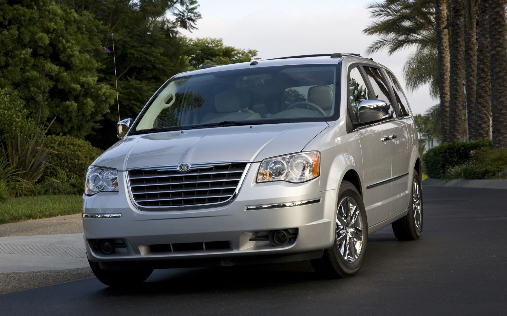 Chrysler Town & Country Desktop Wallpaper