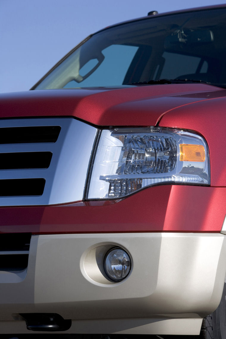 2009 Ford Expedition Headlight Picture