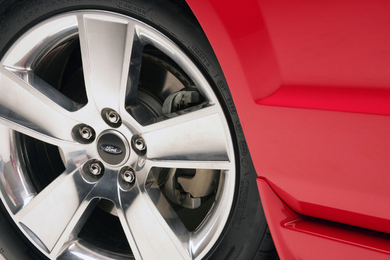 2005 Ford Mustang GT Convertible Rim Picture