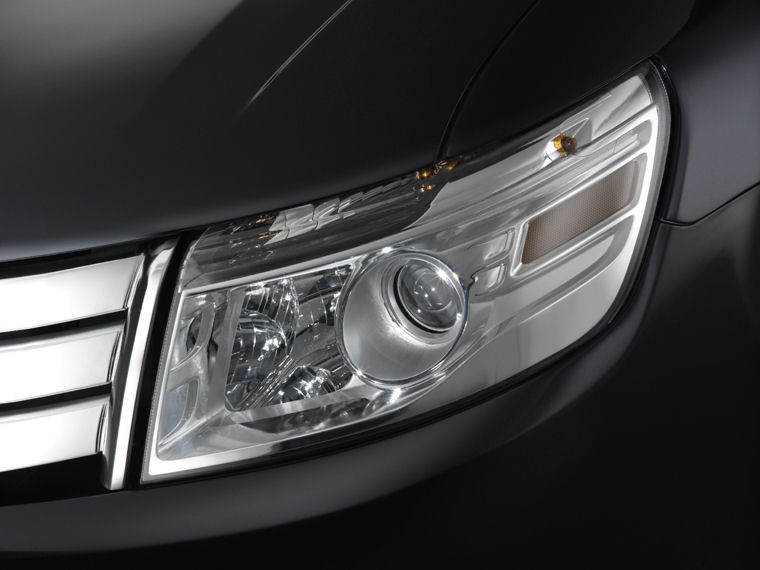 2008 Ford Taurus Headlight Picture