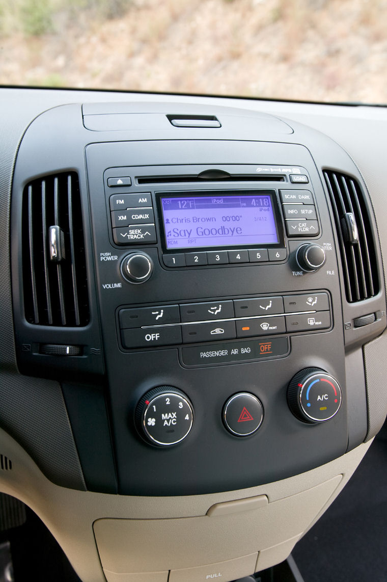 2009 Hyundai Elantra Touring Center Stack Picture