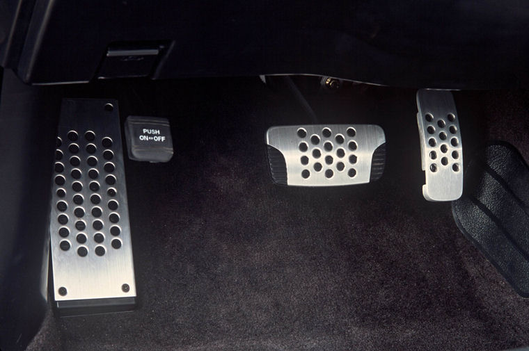 2005 Infiniti FX Pedals Picture