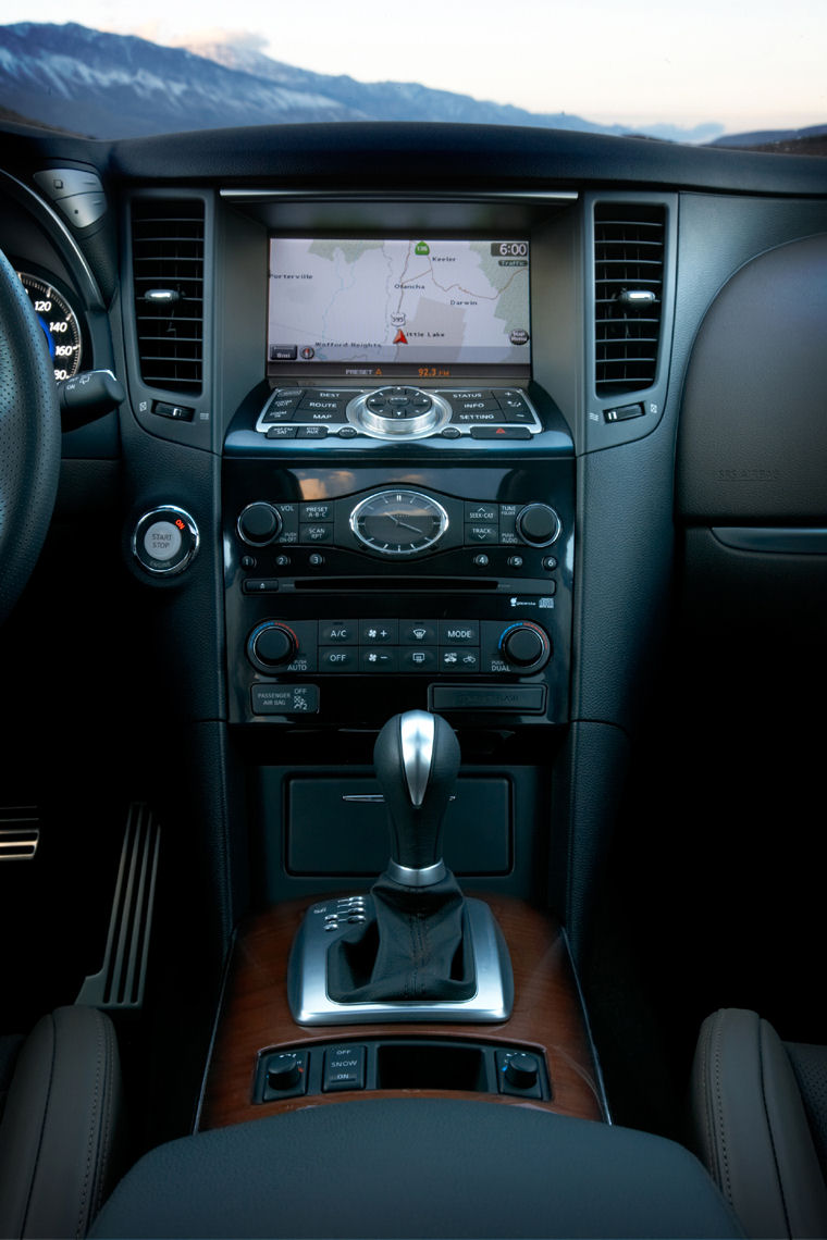 2011 Infiniti FX50 Center Console Picture