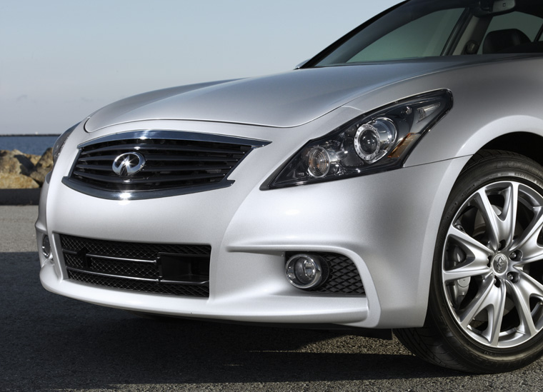 2010 Infiniti G37S Headlights Picture