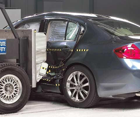 2011 Infiniti G IIHS Side Impact Crash Test Picture