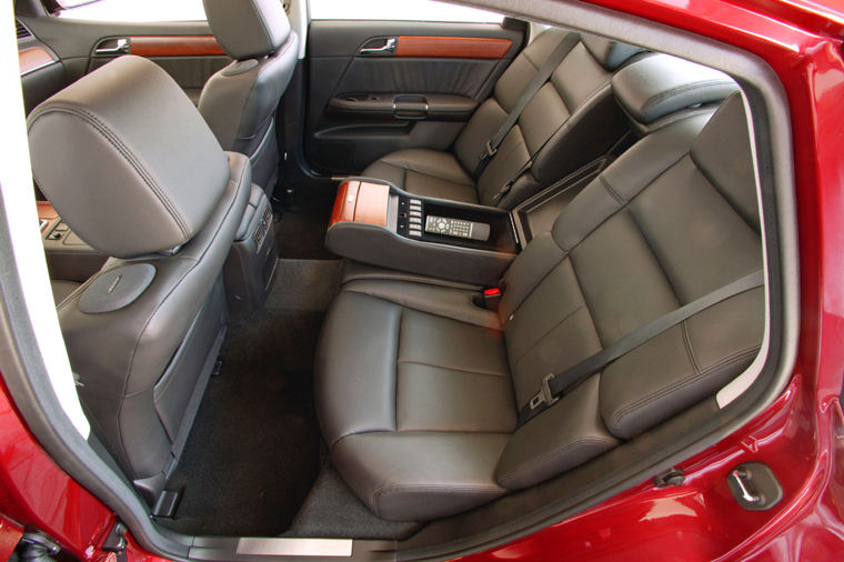 2006 Infiniti M45 Rear Seats Picture