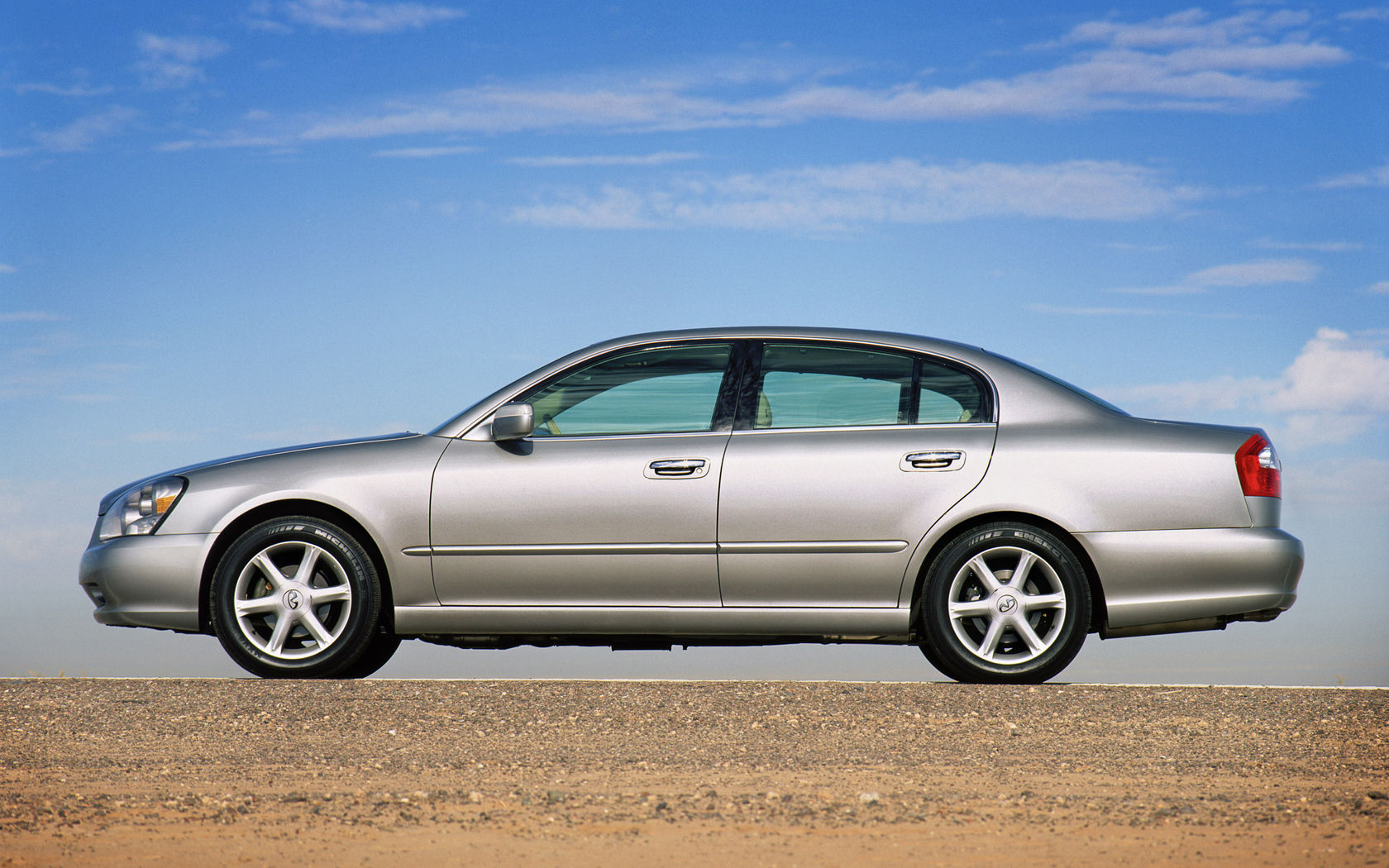 Infiniti Q45 Desktop Wallpaper