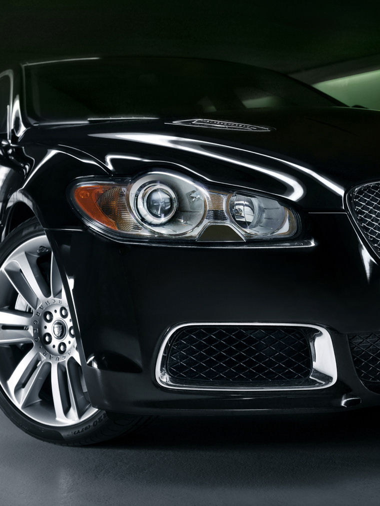 2010 Jaguar XFR Headlight Picture