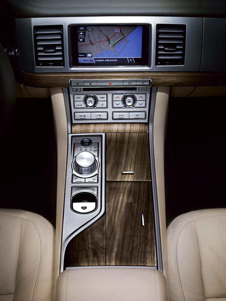 2010 Jaguar XF Center Console Picture