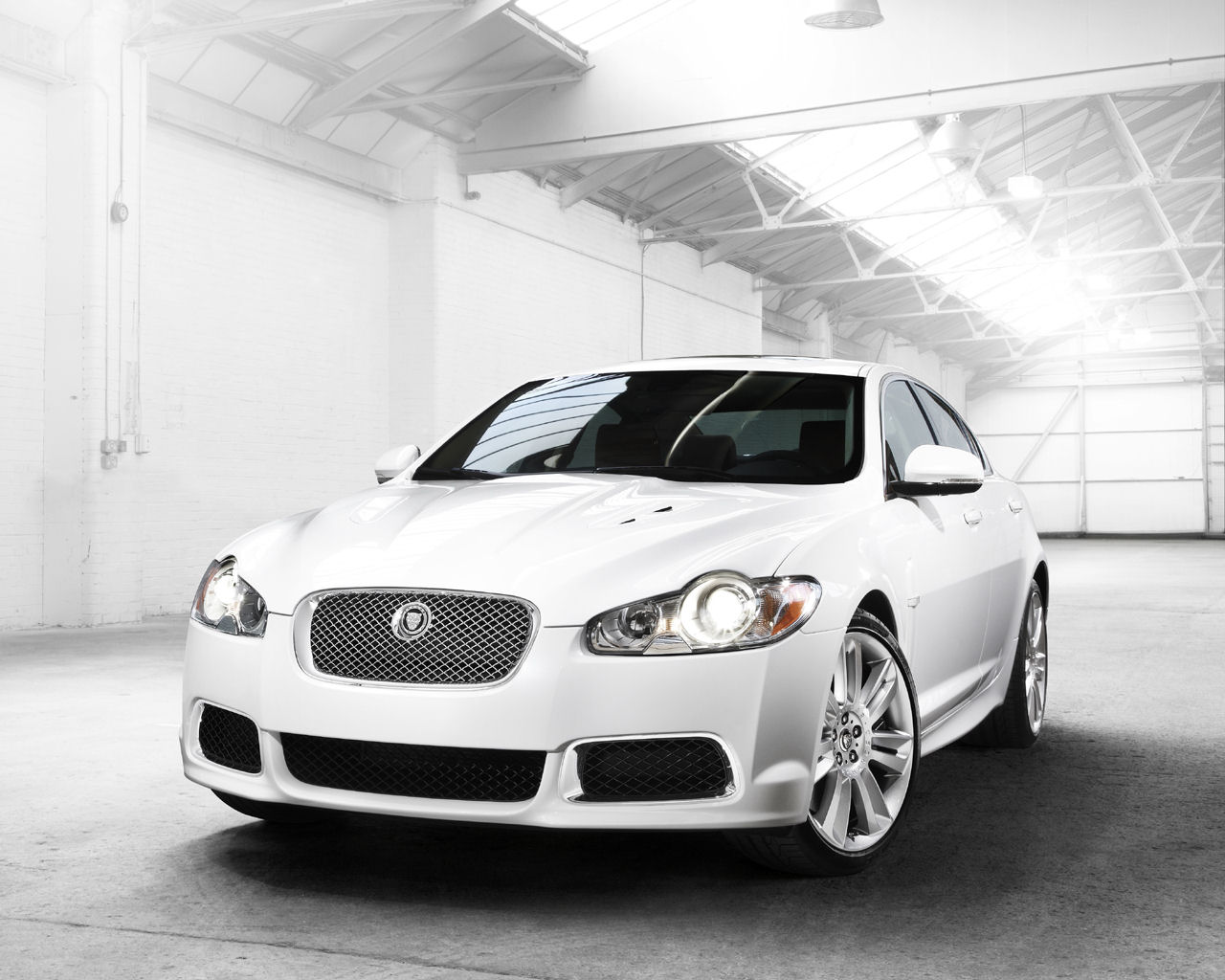 Jaguar XF Desktop Wallpaper