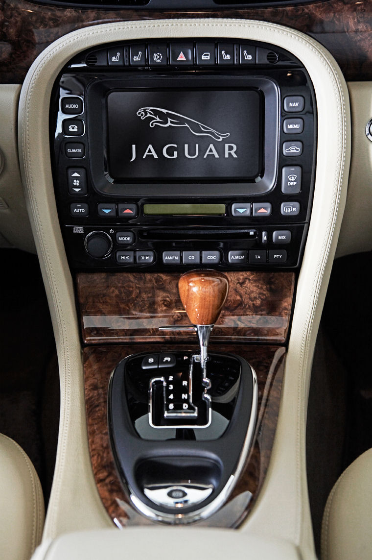 2008 Jaguar XJR Center Console Picture