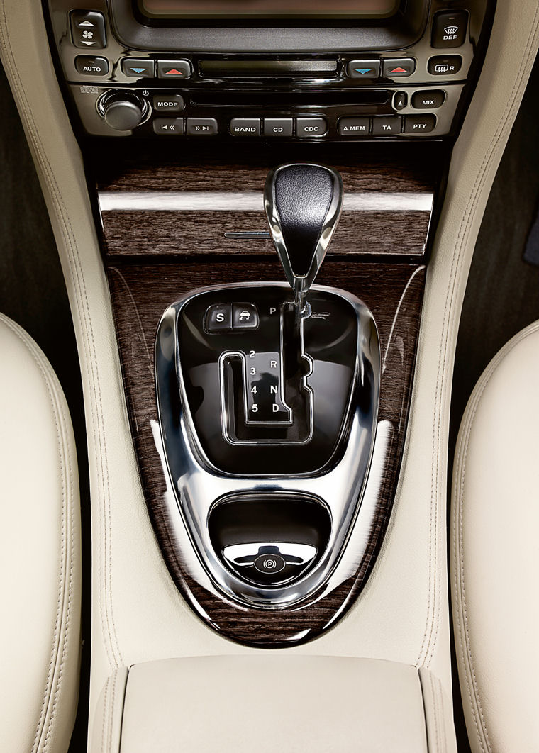 2009 Jaguar XJ Super V8 Portfolio Center Console Picture