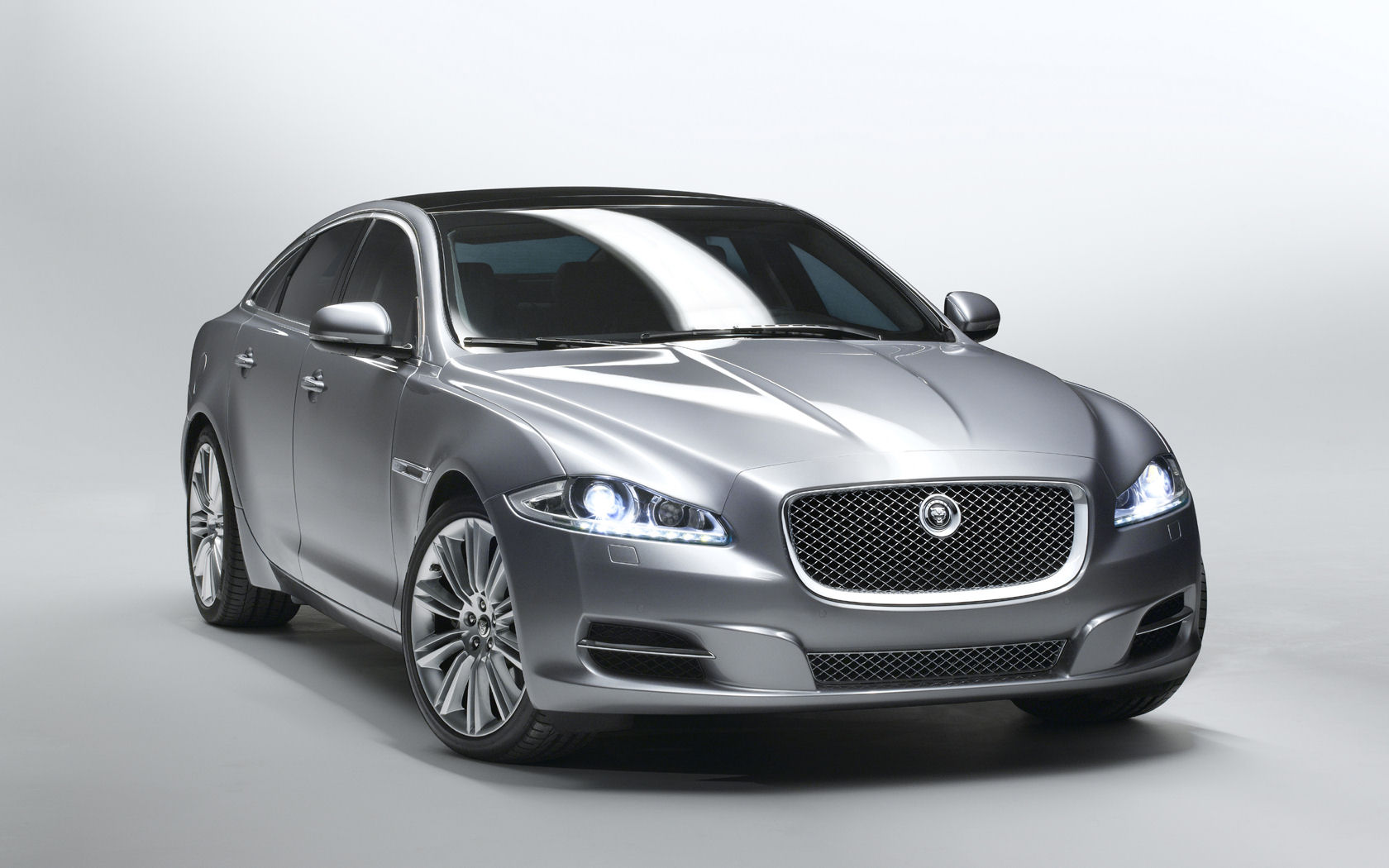 Jaguar XJ Desktop Wallpaper