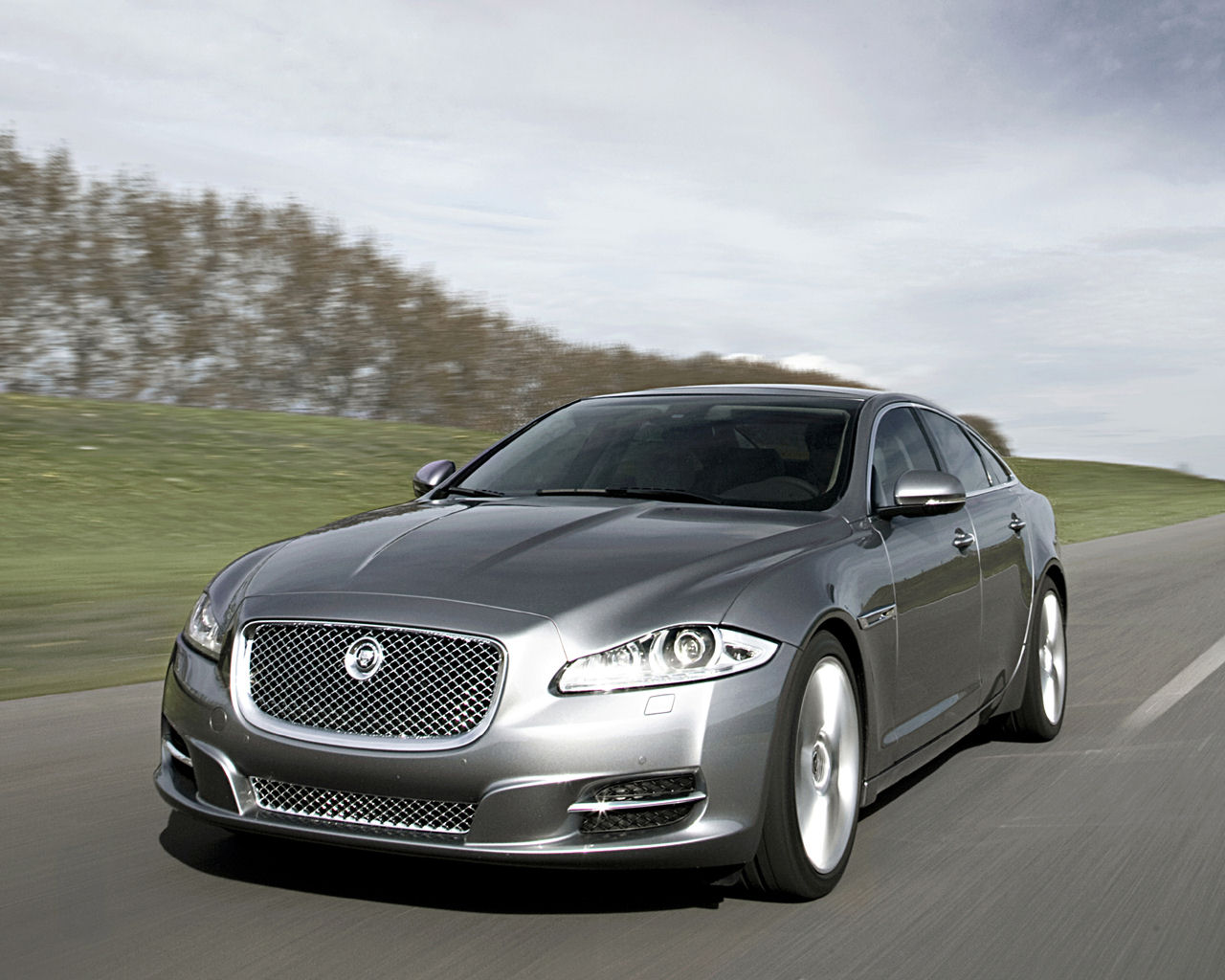 Jaguar XJ Desktop Wallpaper