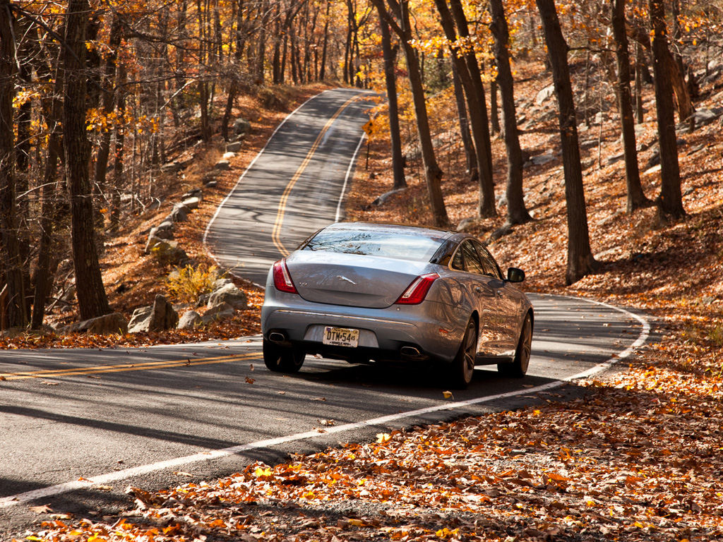 Jaguar XJ Desktop Wallpaper