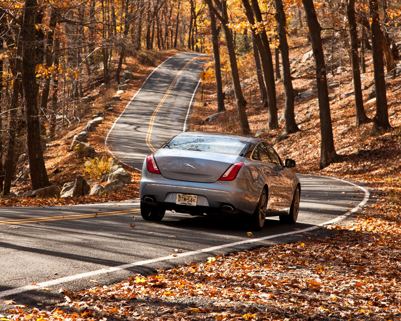 Jaguar XJ Desktop Wallpaper