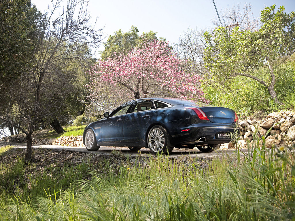 Jaguar XJ Desktop Wallpaper