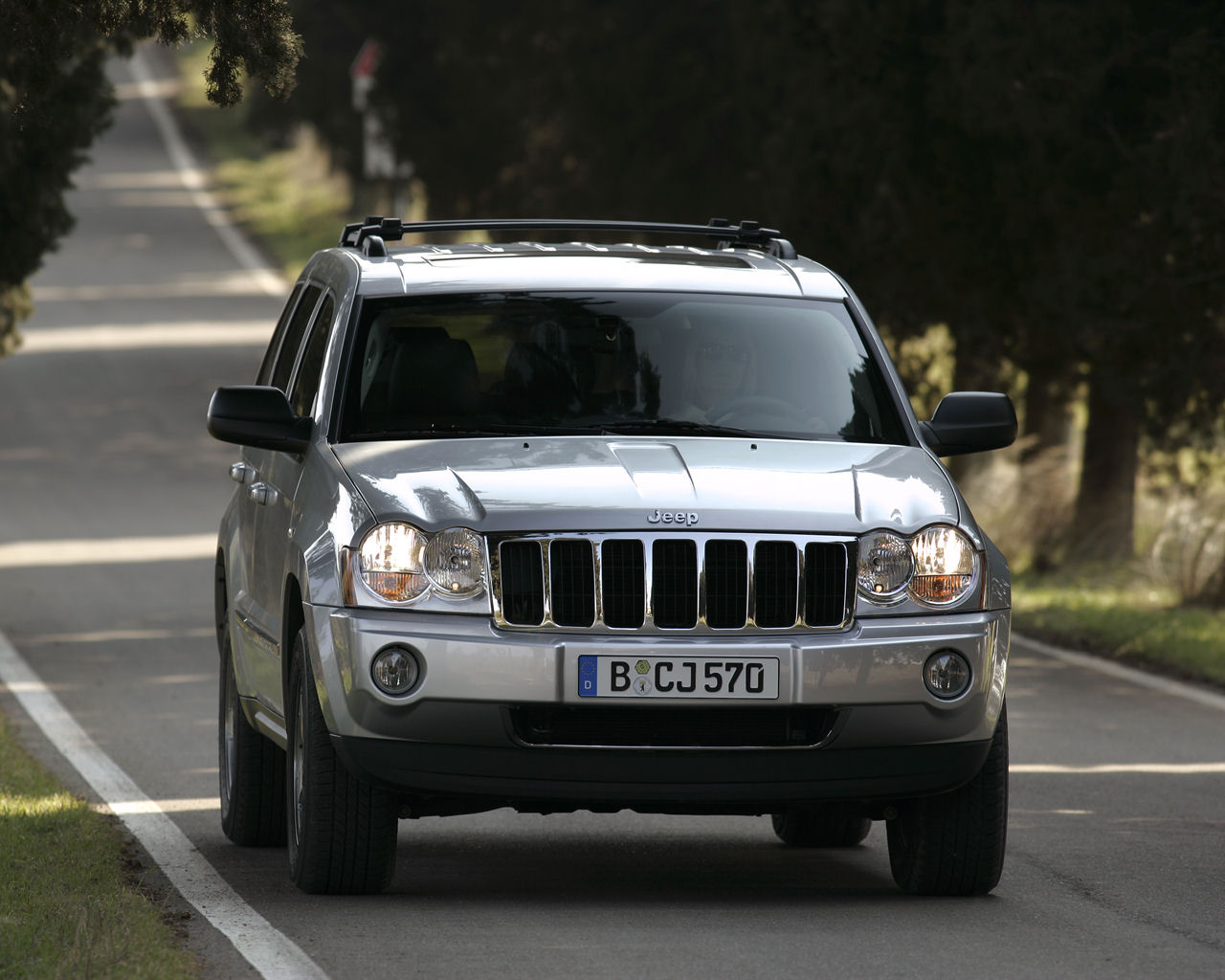 Характеристика jeep grand. Джип Гранд Чероки 2005 года. Jeep Grand Cherokee 2005. Джип Чероки 2005 года. Jeep Grand Cherokee 2005 багажник.