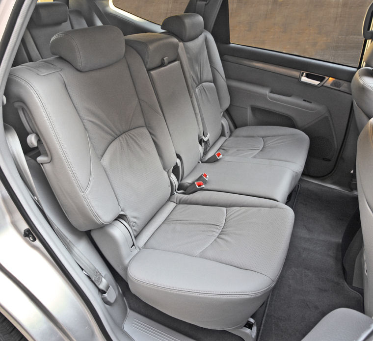 2009 Kia Borrego Second Row Rear Seats Picture