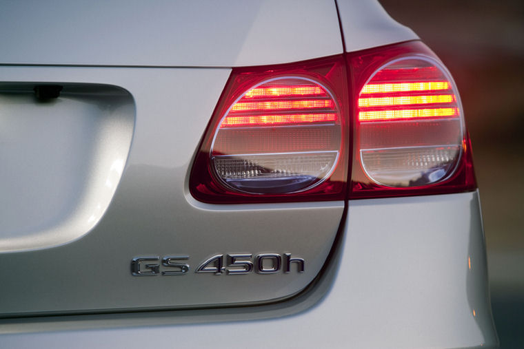 2010 Lexus GS 450h Tail Light Picture