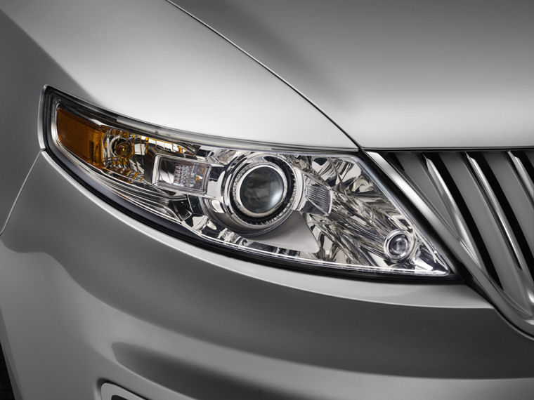 2009 Lincoln MKS Headlight Picture