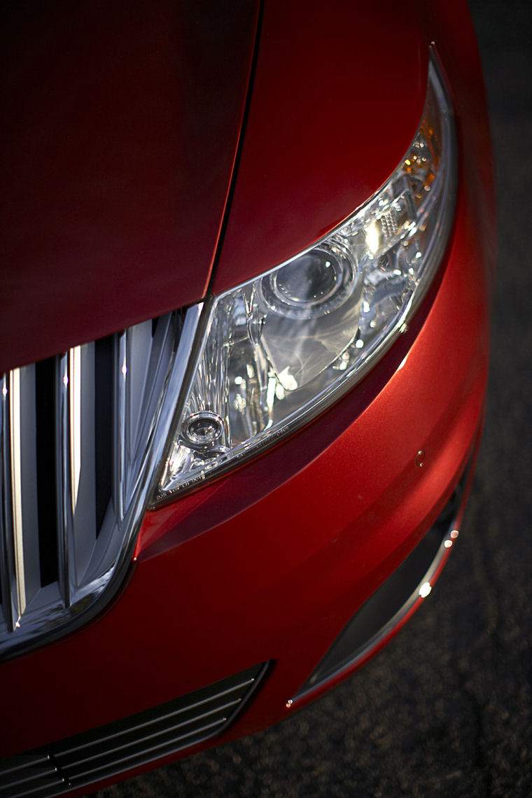 2010 Lincoln MKS Headlight Picture