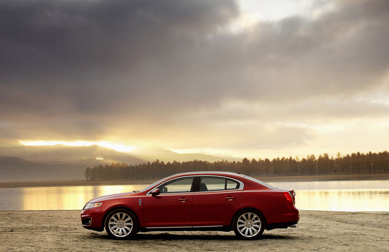 2011 Lincoln MKS Picture