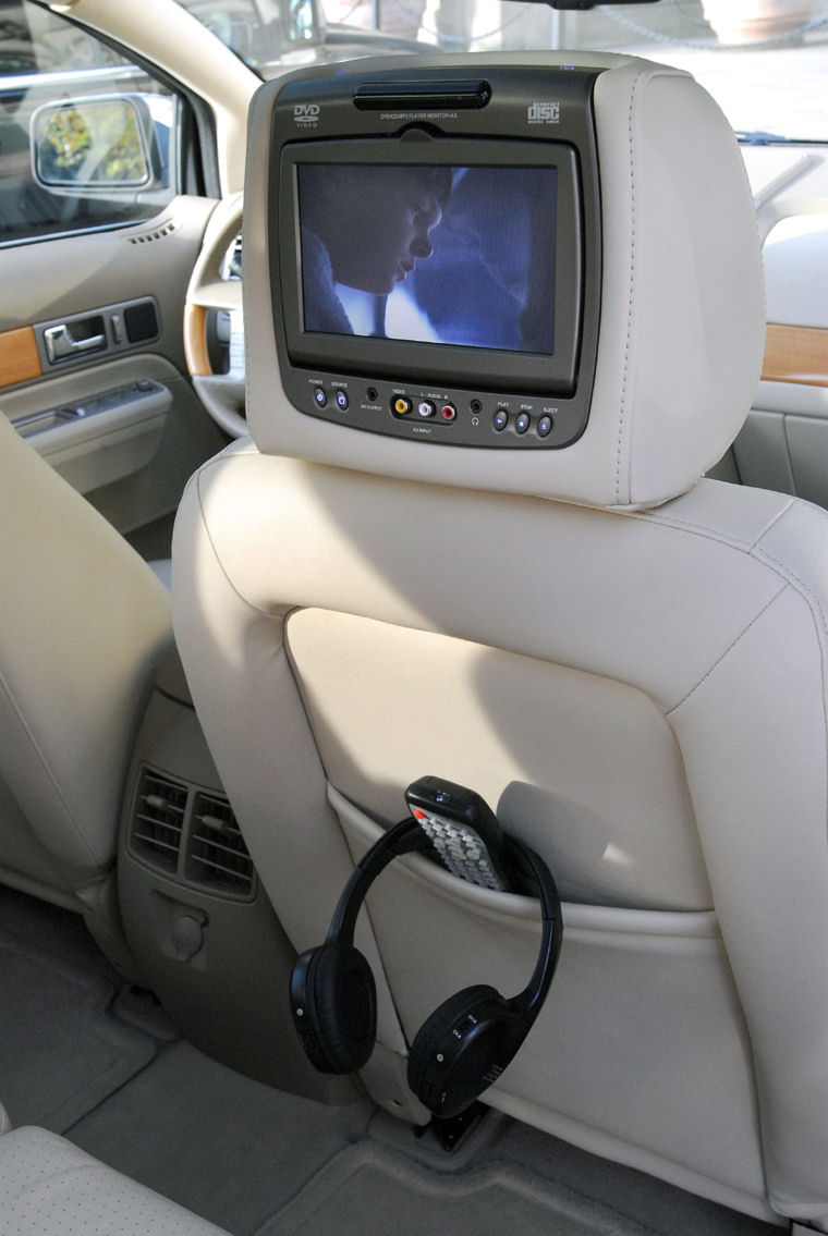 2008 Lincoln MKX Headrest Screen Picture