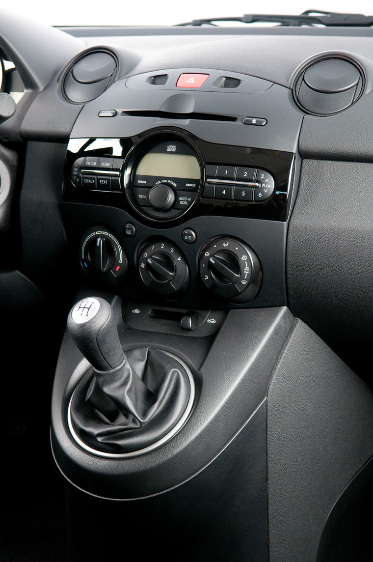 2011 Mazda 2 Gear Lever Picture