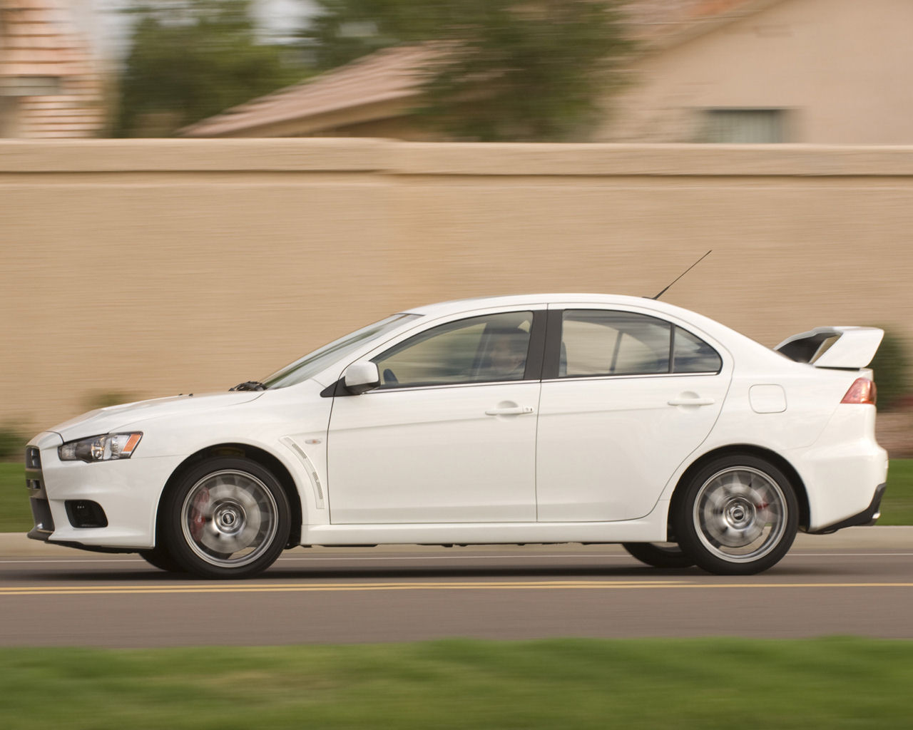 Mitsubishi Lancer Desktop Wallpaper