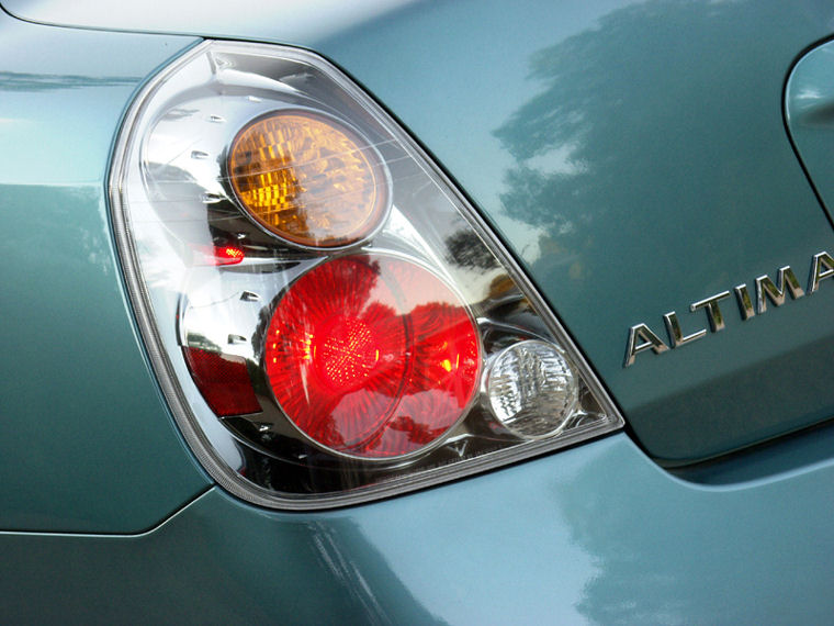 2002 Nissan Altima 3.5 SE Tail Light Picture