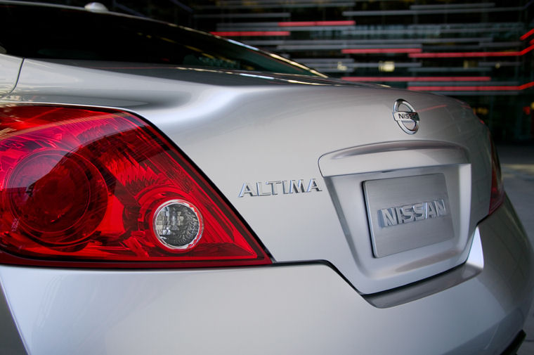 2008 Nissan Altima Coupe Tail Light Picture