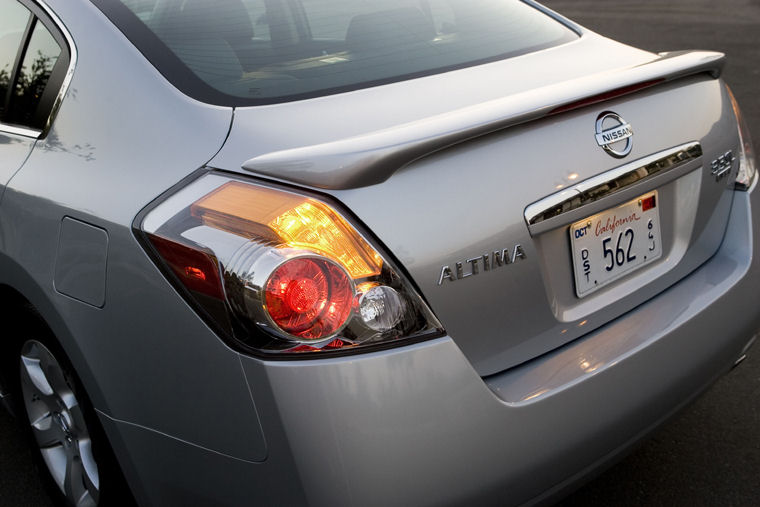 2009 Nissan Altima 3.5 SL Tail Light Picture