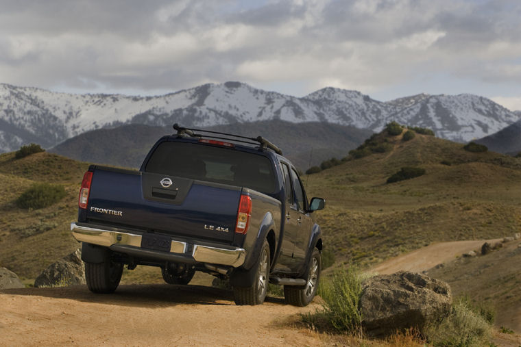 2009 Nissan Frontier Crew Cab LE Picture