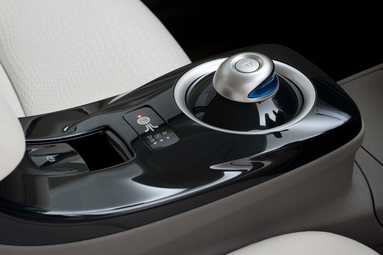 2011 Nissan Leaf Center Console Picture